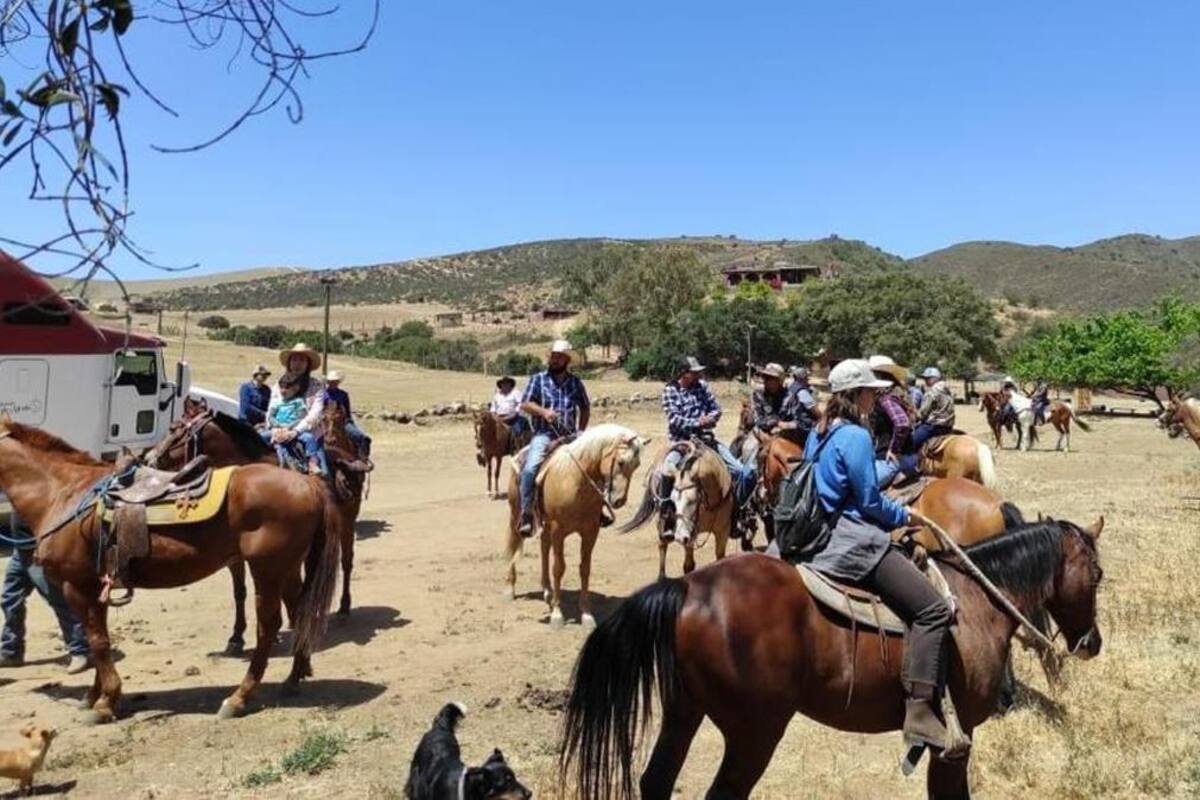 Vaqueros se unen a celebración de la Virgen de Guadalupe en Primo Tapia