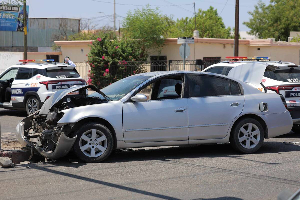 Choque vehicular en la colonia Ley 57: Bomberos rescatan a persona atrapada en vehículo