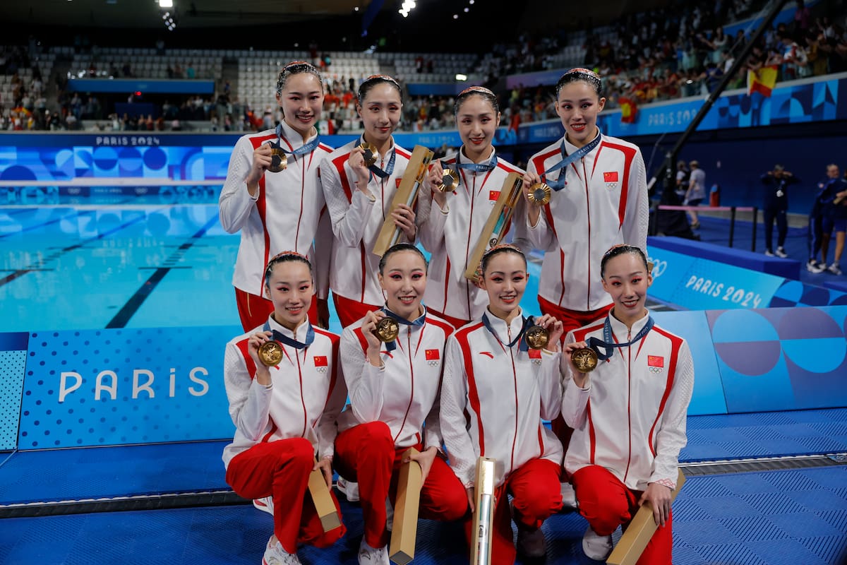 Las nadadoras chinas posan con la medalla de oro tras la prueba de Rutina Acrobática por equipos femeninos de Natación Artística, en el marco de los Juegos Olímpicos París 2024, este miércoles, en el Centro Acuático de Saint-Denis. EFE/ Lavandeira Jr