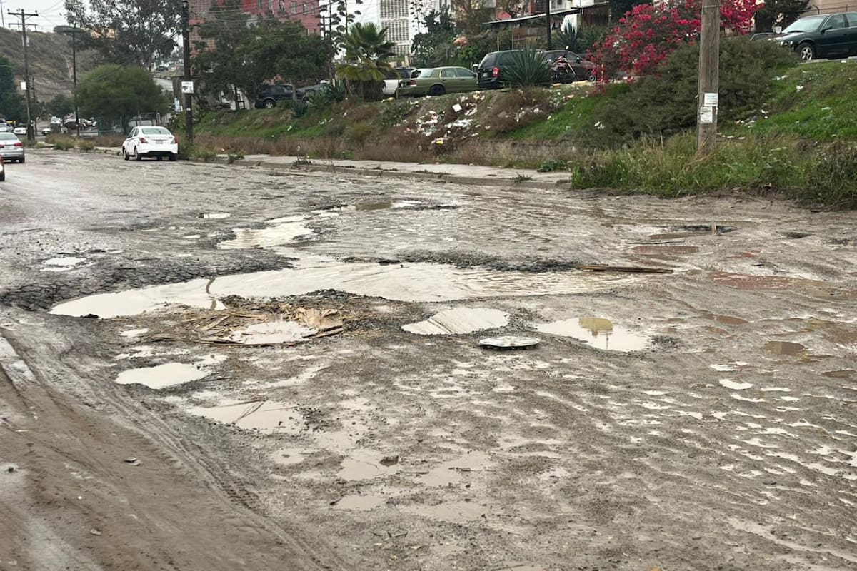 Vecinos denuncian deterioro de calle en Infonavit Cachanillas tras lluvias