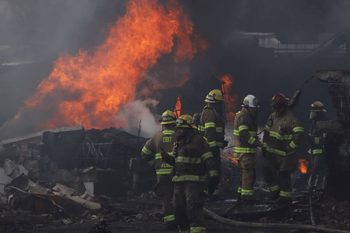 Incendio en Taller de Camiones de carga en La Ciénega, Tijuana