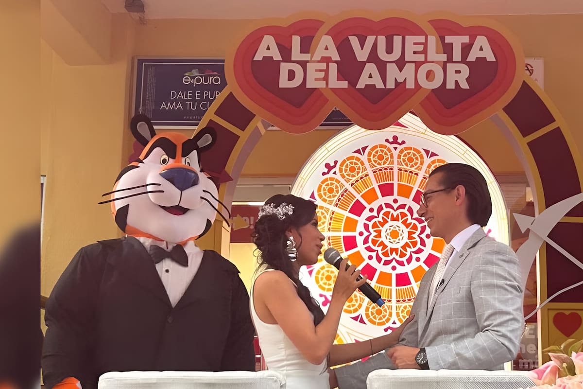 Pareja se casa en Oxxo en San Valentín; abren segunda caja como altar