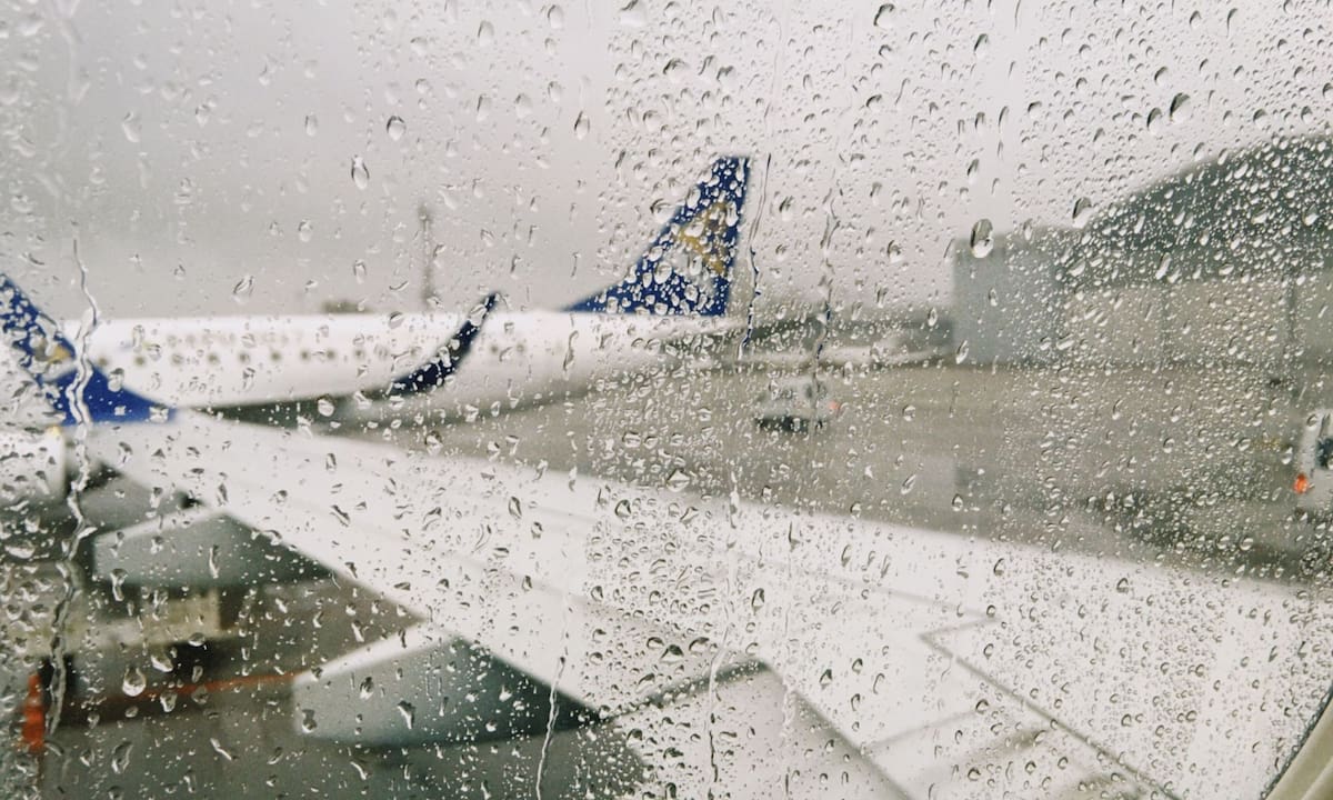 Cuando el retraso en el itinerario ocurre por causas atribuibles a la propia aerolínea —como fallas técnicas, mantenimientos de rutina o logística de tripulación—, la empresa debe aplicar medidas inmediatas en favor del pasajero.