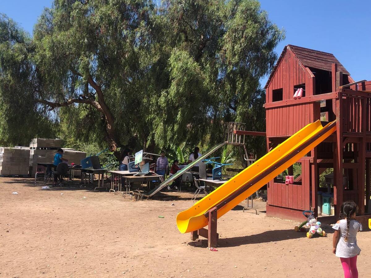 En el lugar se construyen sanitarios y el Ejido Primo Tapia cercó con malla ciclónica la parte frontal del terreno donde está la escuela.