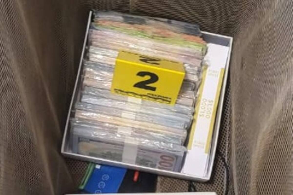 FGR ejecuta cateo en inmueble y asegura más de 286 mil dólares y 885 mil pesos, ambos falsos