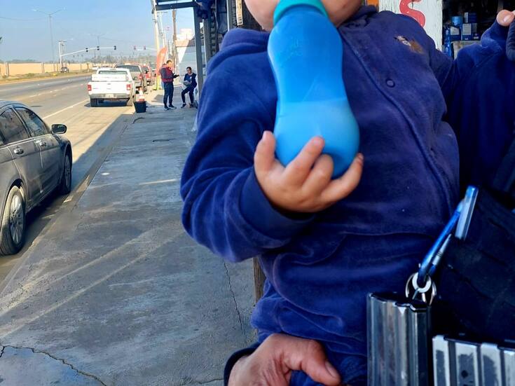 Rescatan a bebé encerrado dentro de un vehículo en Ensenada