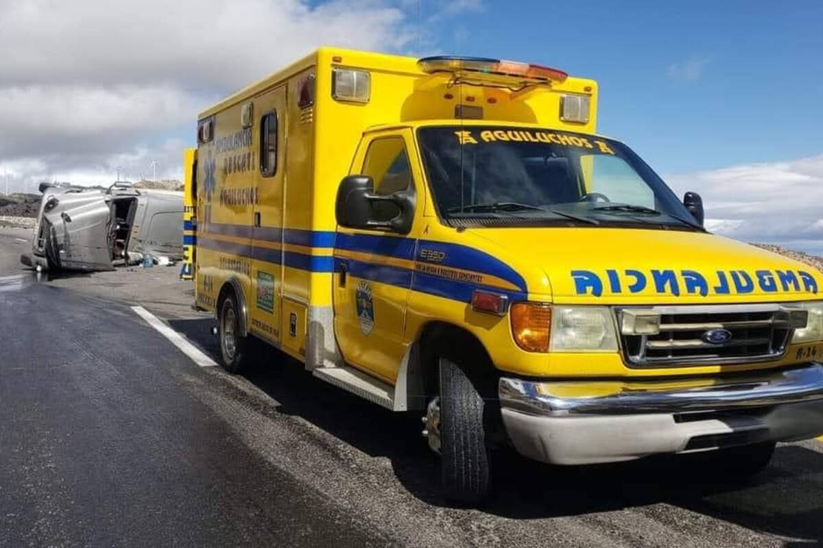 Vuelcan tractocamiones en La Rumorosa