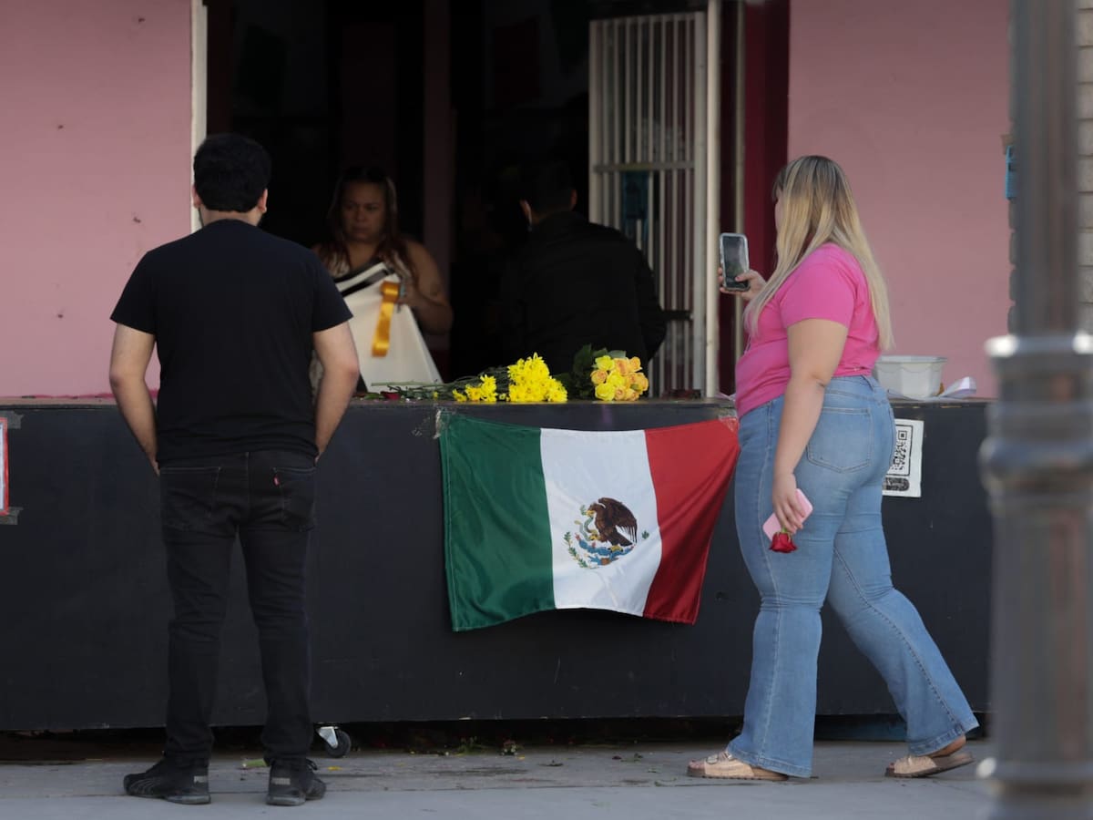 Acuden mexicalenses a la zona centro de la ciudad a la compra de flores amarillas l Foto: Javier Gallegos