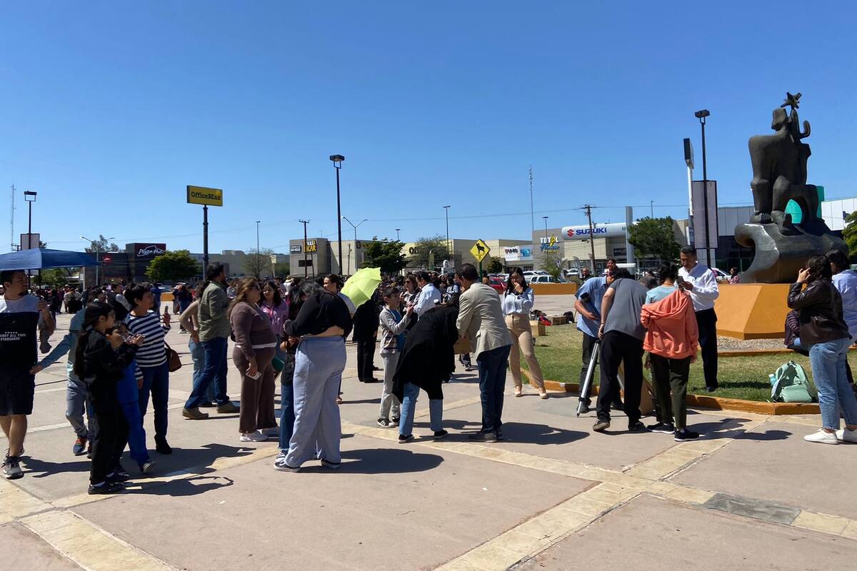 Se reúnen más de mil a presenciar el Eclipse Solar en explanada de Vicerrectoría de la UABC