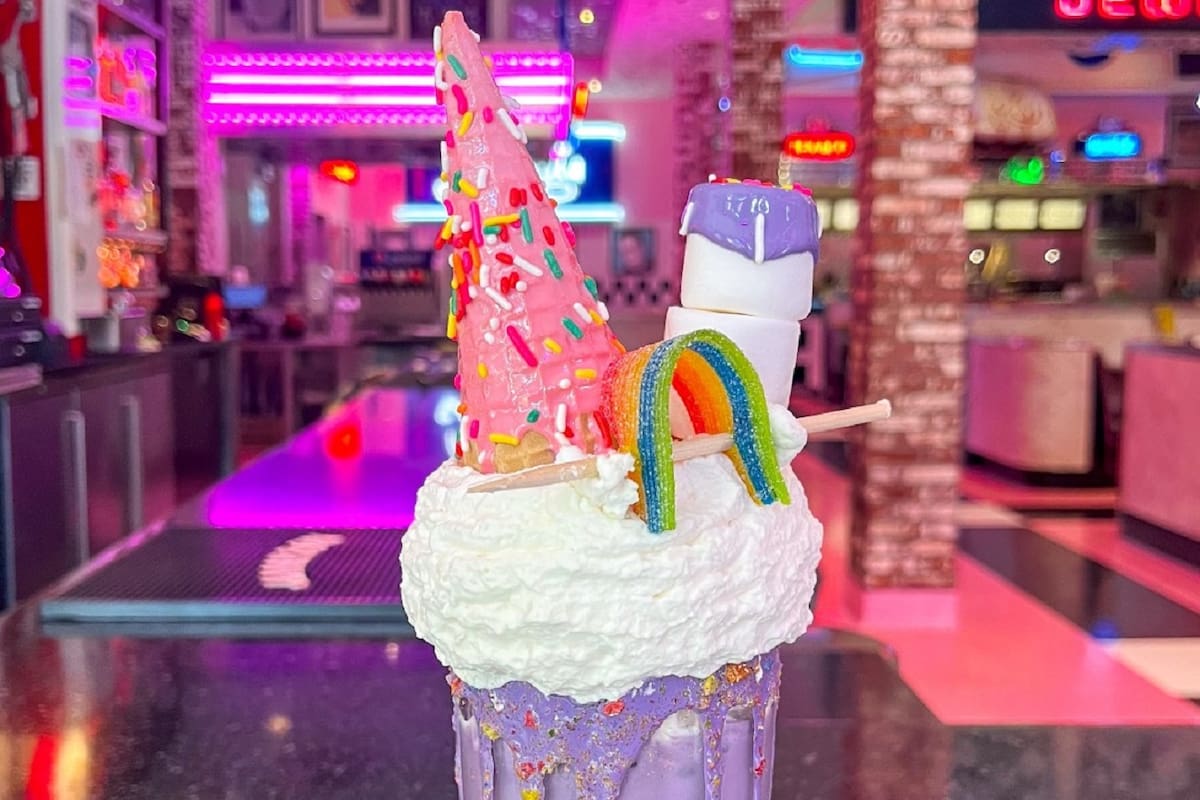 Corvette Diner: donde comes, cantas y viajas en el tiempo