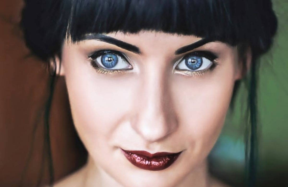 El tip del lápiz blanco en la línea de agua para ojos más grandes | Foto: Especial (canva)