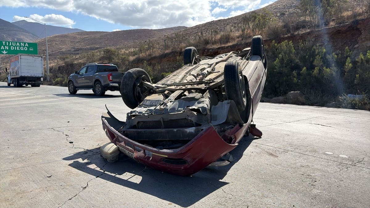 Un vehículo Toyota terminó volcado tras un choque registrado en dirección hacia Otay; no hubo personas lesionadas. Foto: Border Zoom