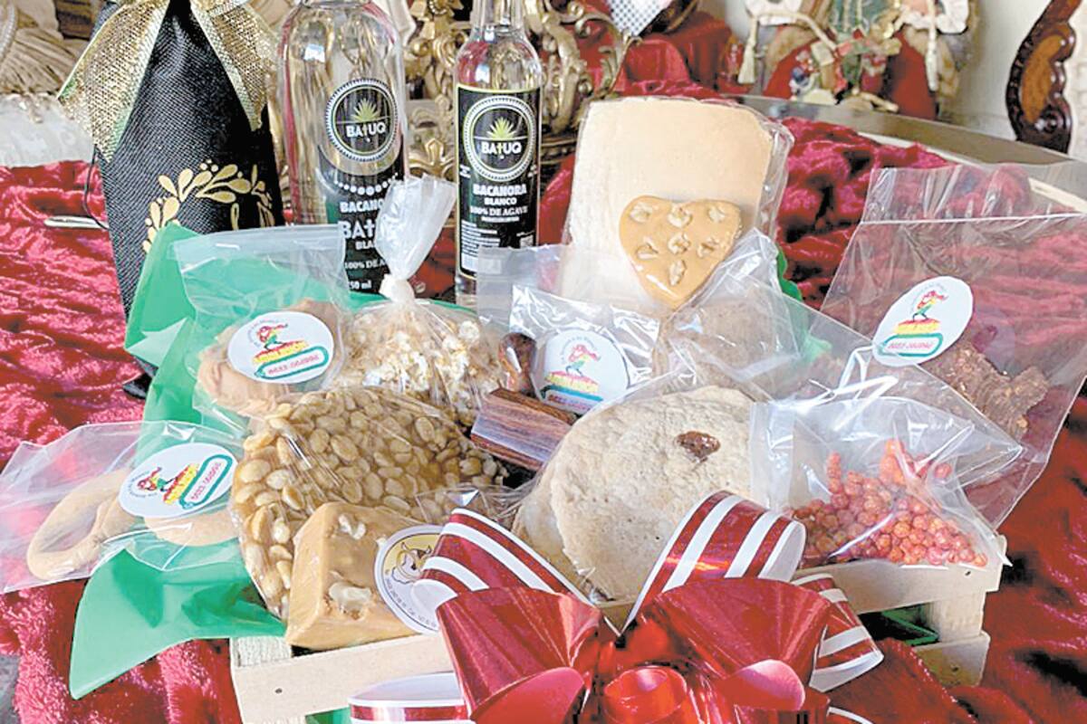 Venden canastas navideñas y ayudan a comunidad