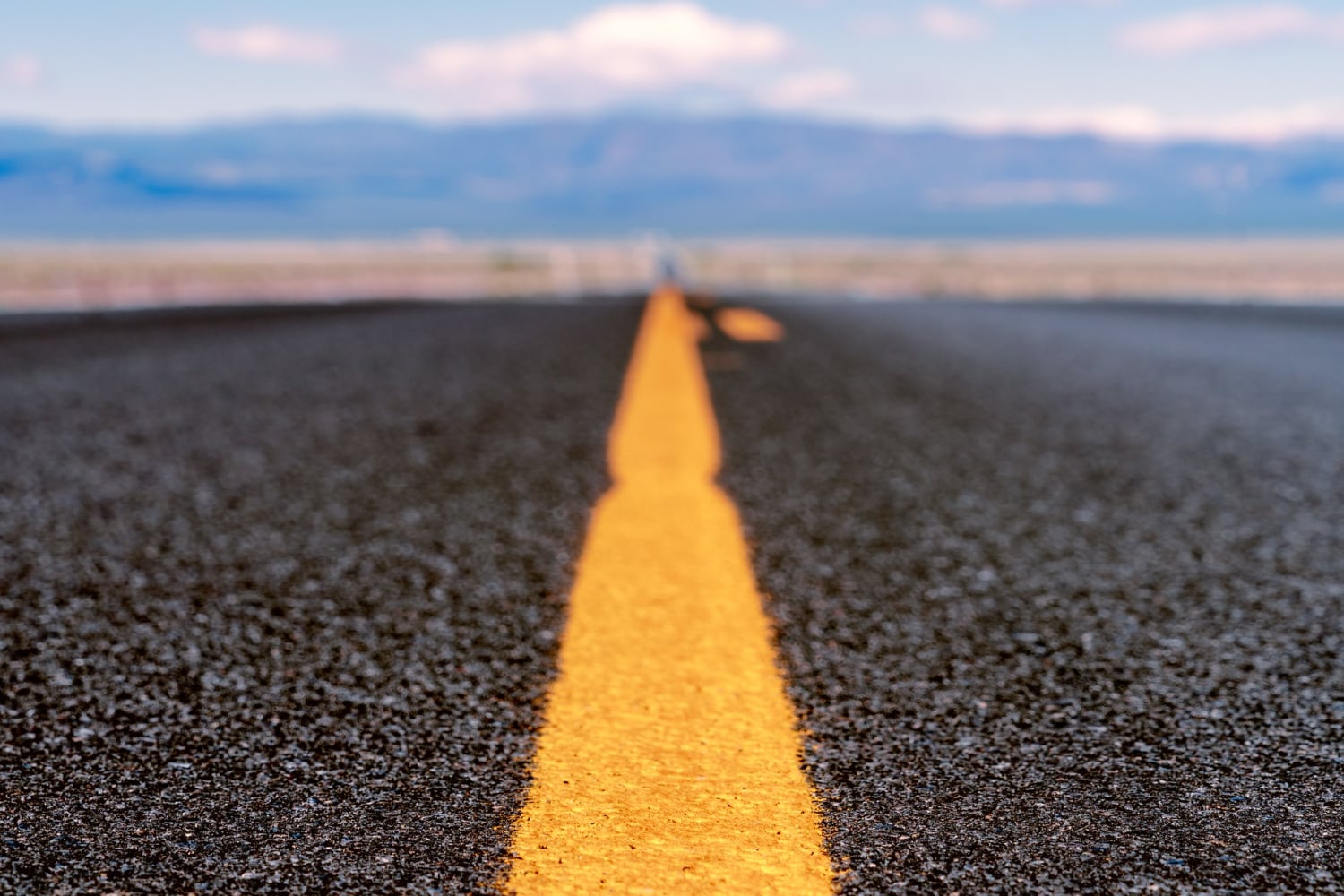 Las normas indican que si hay una línea continua, los conductores no pueden rebasar, ya que se considera una zona peligrosa para hacerlo. | Foto: Freepik