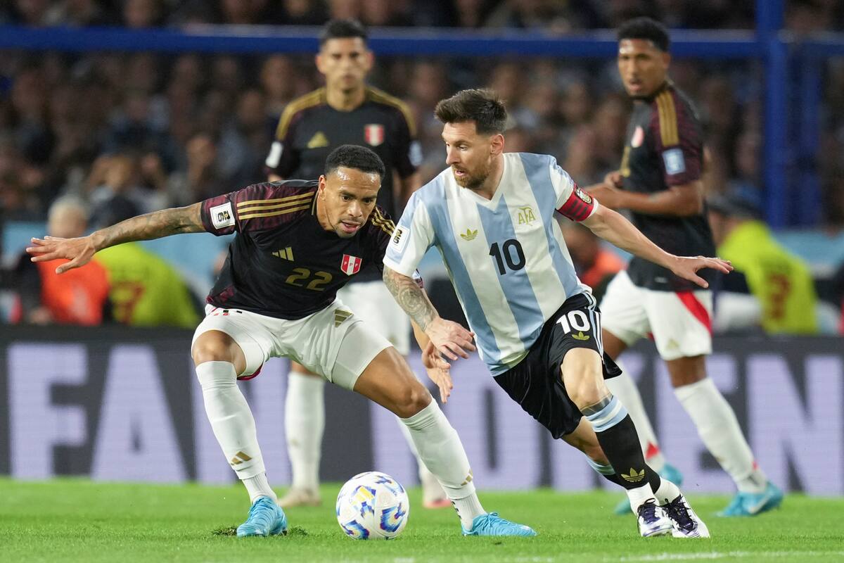 Messi alcanza otro récord en el triunfo de Argentina, que se mantiene en la cima de las eliminatorias