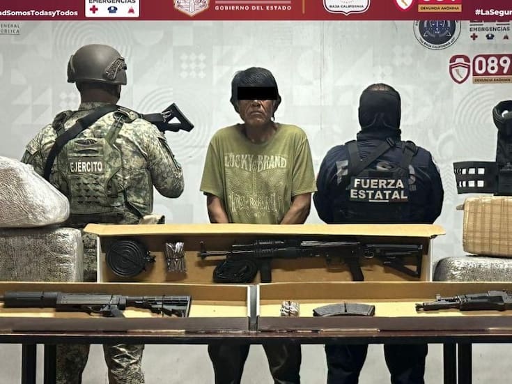 Aseguran arsenal y droga a hombre presuntamente ligado a grupo delictivo