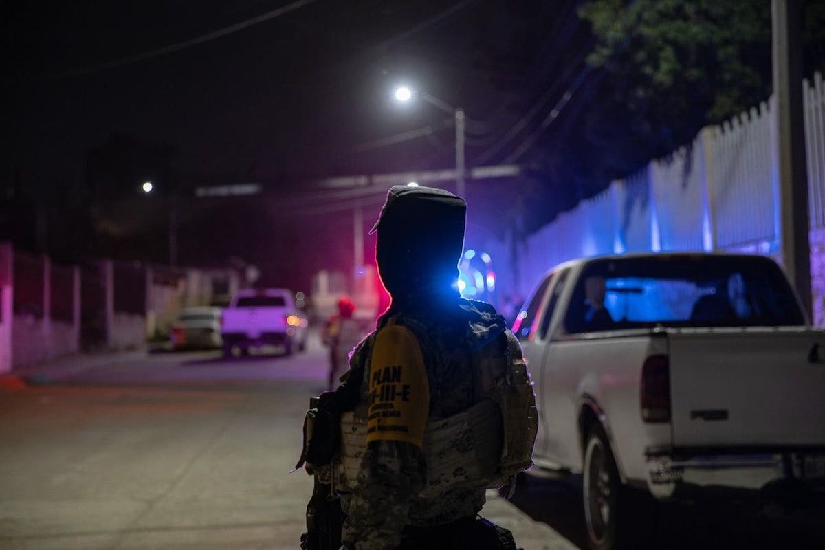 Elementos de la Guardia Nacional y personal de la Fiscalía acudieron a un departamento de la colonia Sánchez Taboada para atender la emergencia y realizar las diligencias correspondientes. Foto: Cortesía / Border Zoom