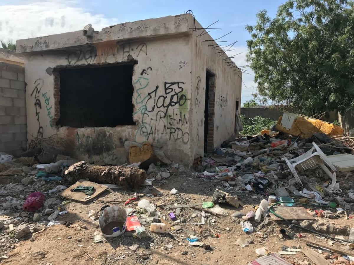 Por la calle Bacanora, casi con Solidaridad, utilizan esta casa abandonada de nido de malvivientes y de basurero clandestino.