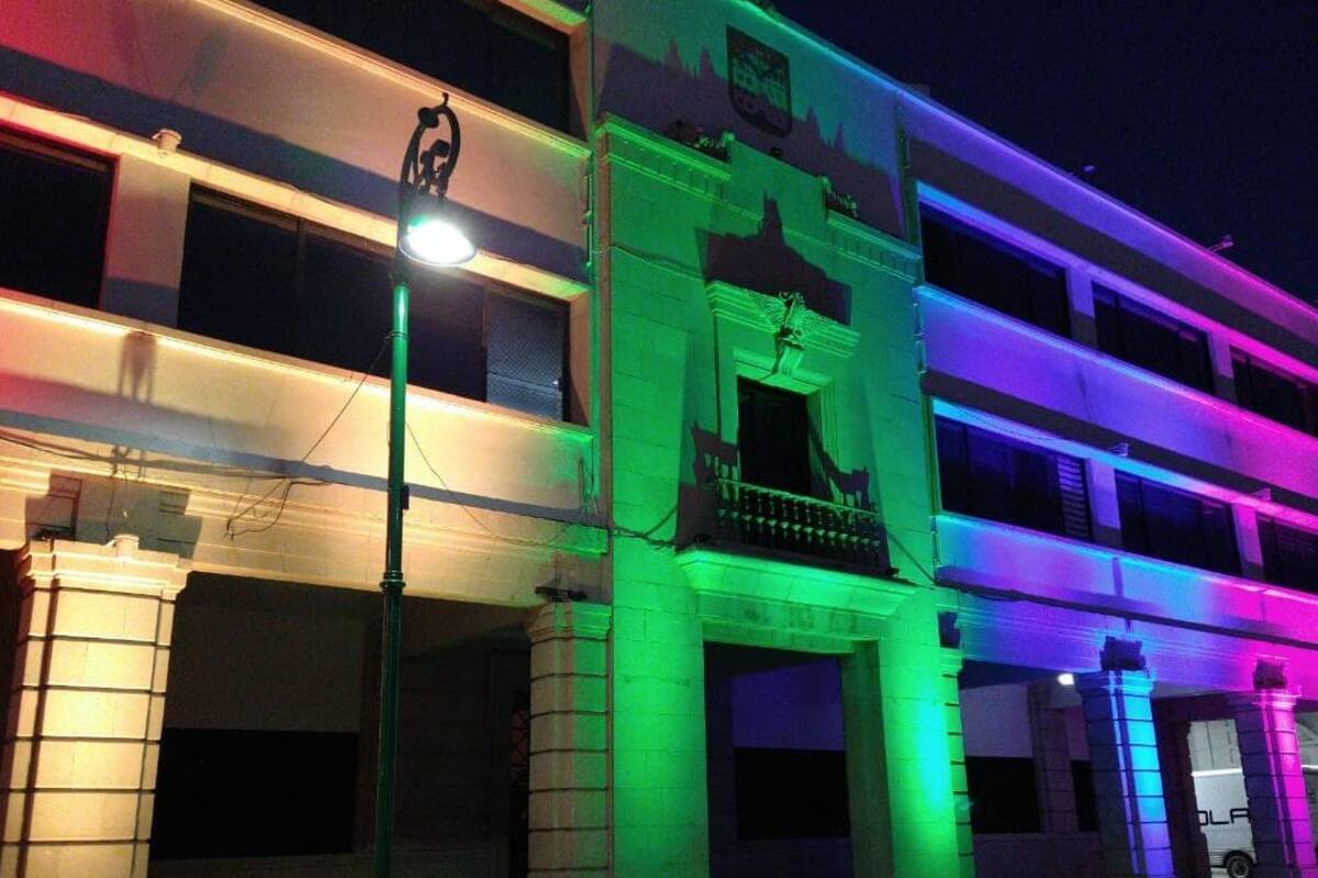 Palacio Municipal de Hermosillo se viste de colores por el mes del Orgullo Gay