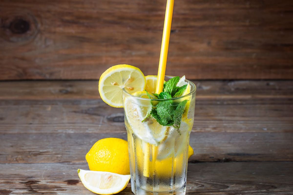 ¿Cuáles son los riesgos de beber agua con limón en ayunas?