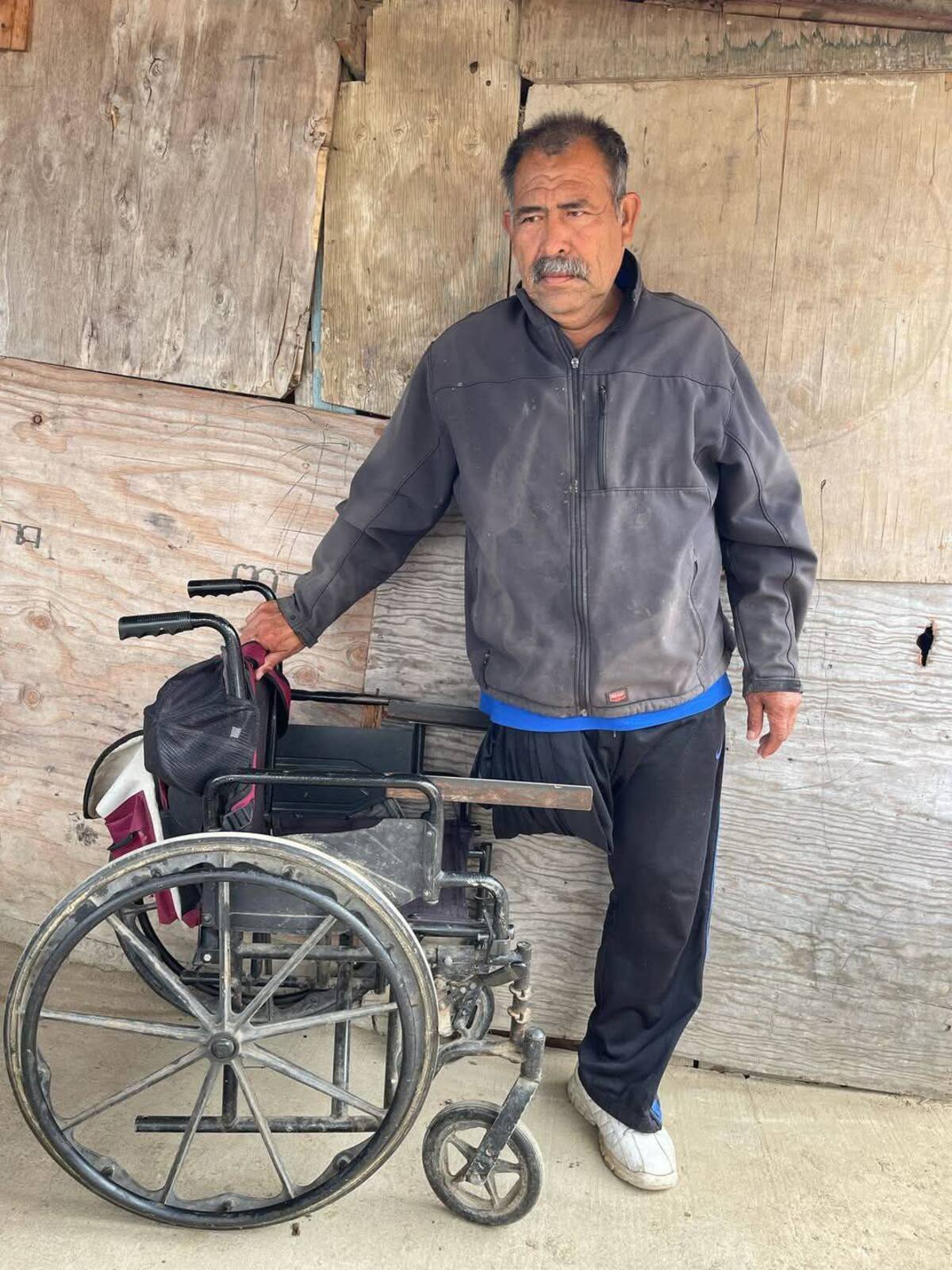Roberto González se encuentra en silla de ruedas, luego de que le amputaran una pierna, y además presenta problemas en la vista por desprendimiento de retina.