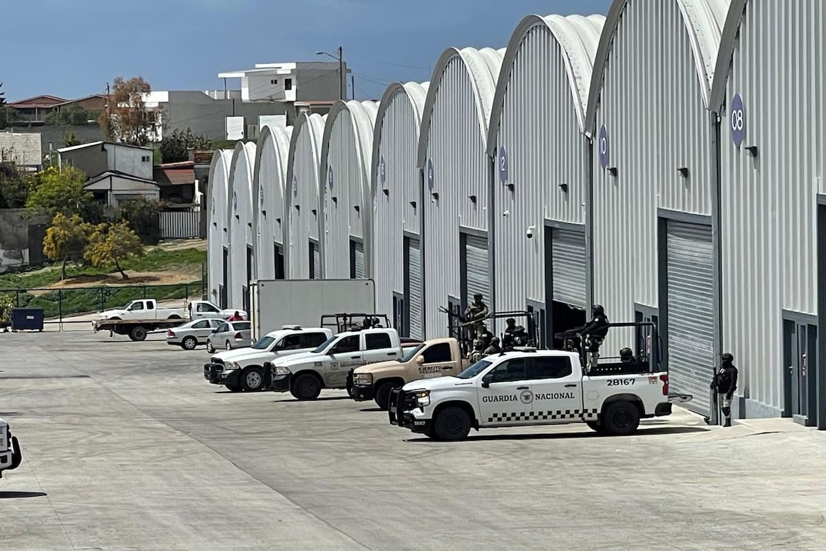 Autoridades resguardan bodega en Rosarito Park