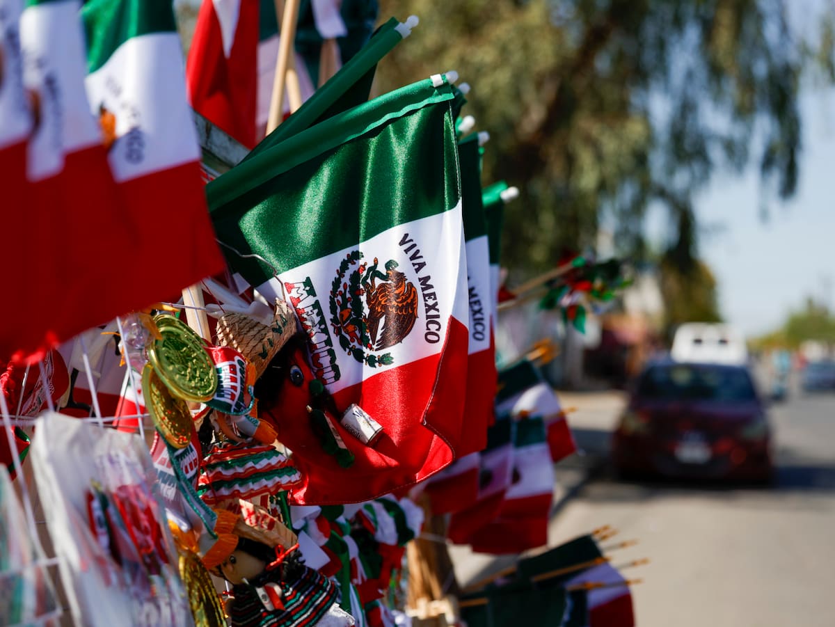 Septiembre comenzó a teñir de verde, blanco y rojo las calles de Mexicali, donde comerciantes comenzaron a ofrecer banderas, banderines y otros artículos alusivos a las fiestas patrias. Foto: Juan J. Morales