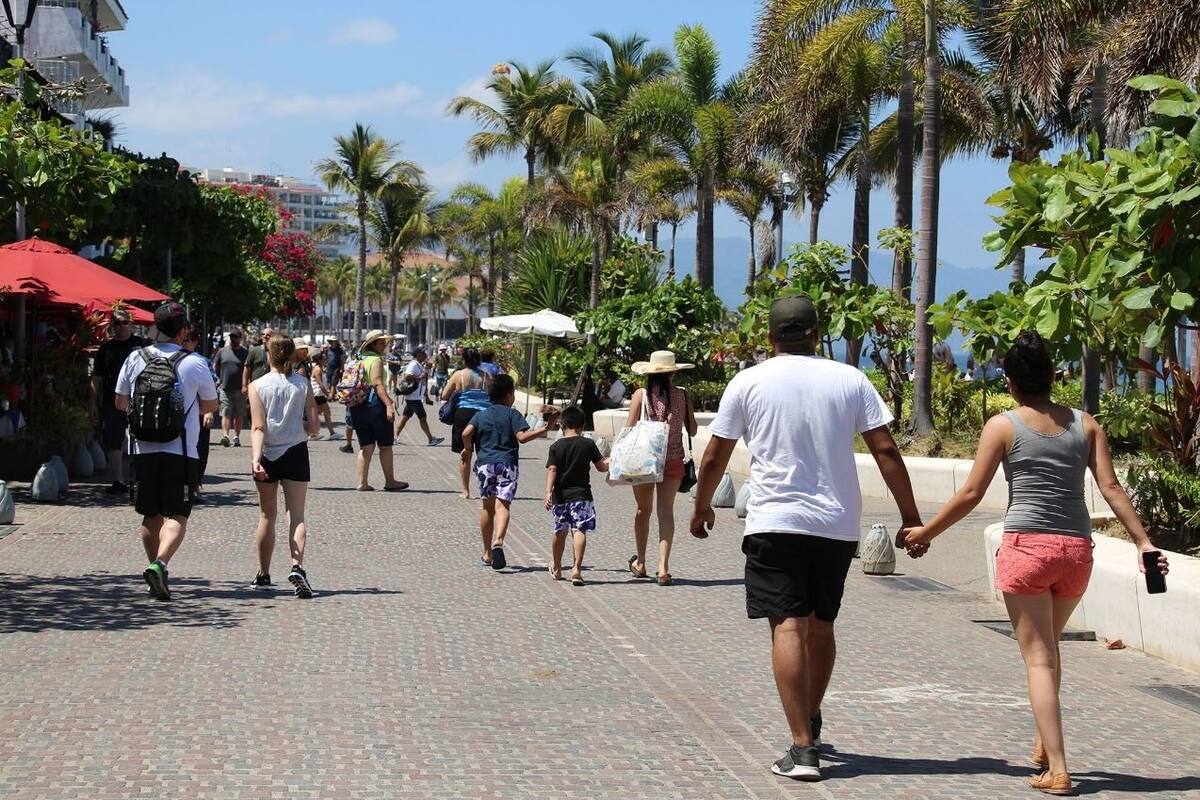 Pese a contingencia por coronavirus, turistas saturan Puerto Vallarta