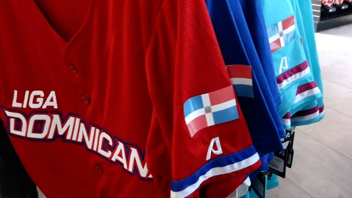 Aficionados de República Dominicana también han aprovechado para adquirir la casaca de su selección l Foto: Arturo Ceseña