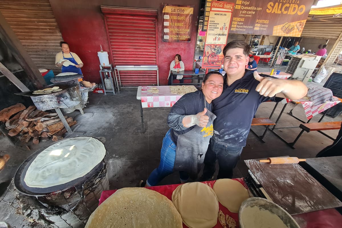 Desafiando el calor ¡Pero conservan la tradición de las tortillas sobaqueras!