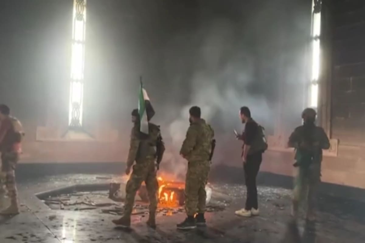 Rebelión en Siria: rebeldes destruyen mausoleo de Hafez al-Assad y toman el control del país