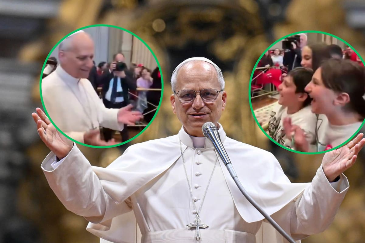 VIDEO: El Papa León XIV se viraliza tras romper el protocolo de una audiencia formal en el Vaticano al aceptar la invitación de un grupo de adolescentes católicos para realizar el saludo viral “6-7”