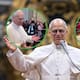 VIDEO: El Papa León XIV se viraliza tras romper el protocolo de una audiencia formal en el Vaticano al aceptar la invitación de un grupo de adolescentes católicos para realizar el saludo viral “6-7”