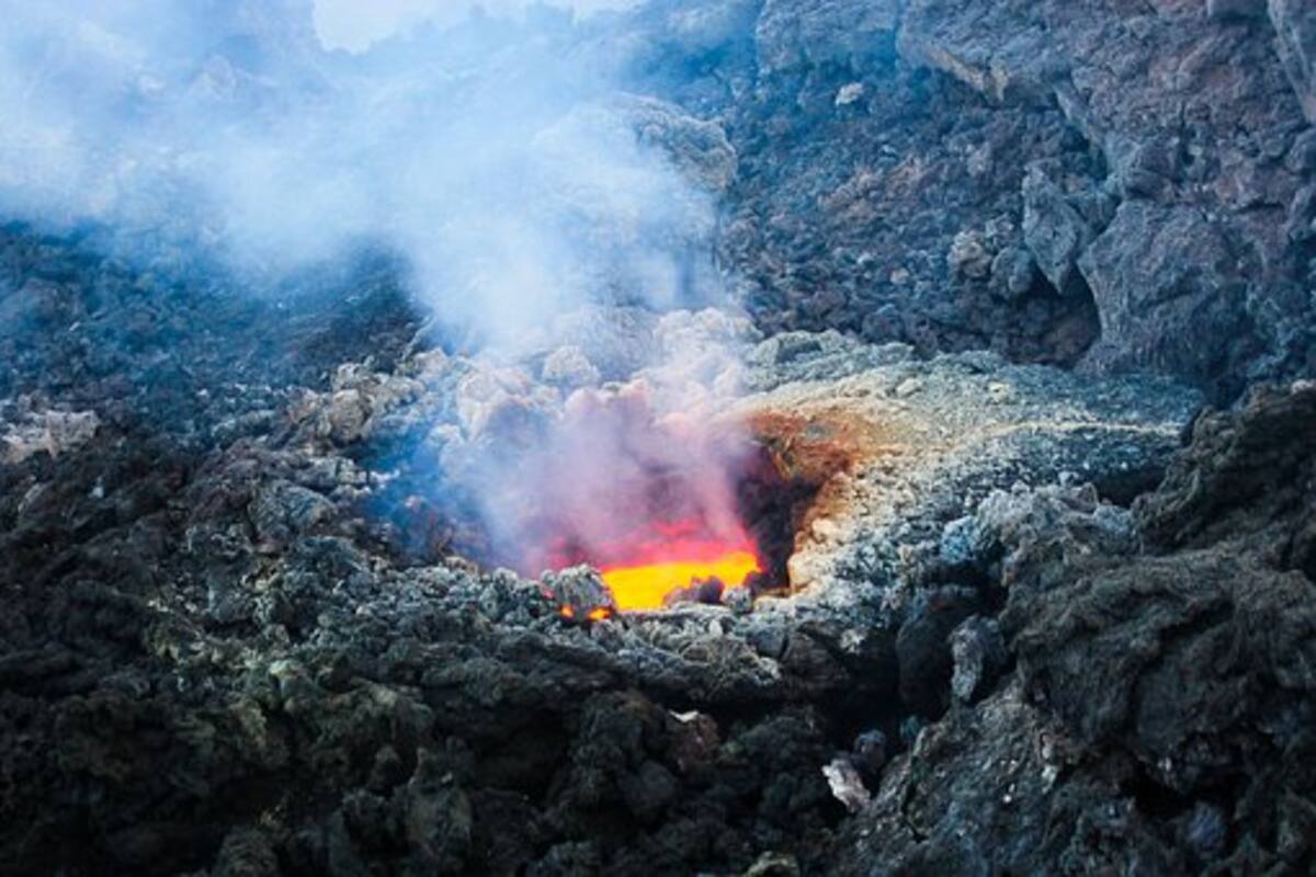 Un volcán en erupción fue el escenario para realizar una sesión de fotos