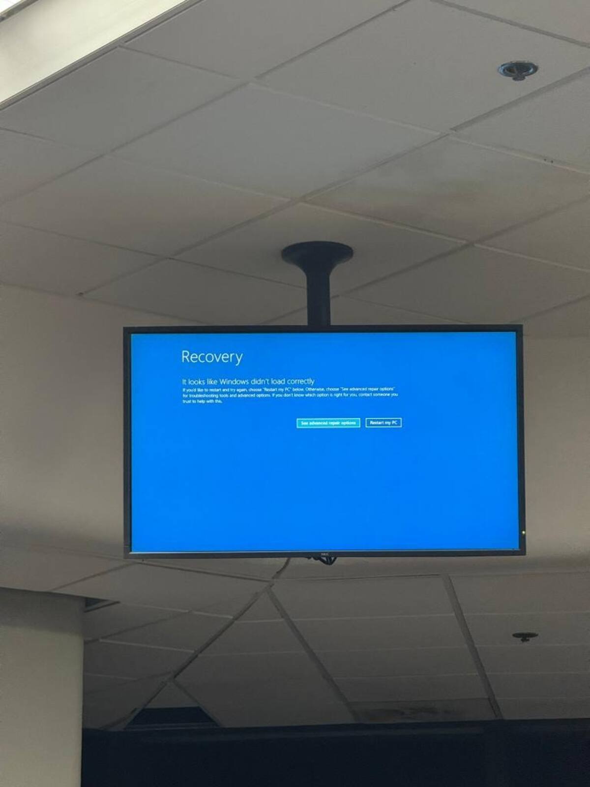 Esto aparecía en las pantallas de aeropuertos este viernes. | Crédito: X @chengjiastat