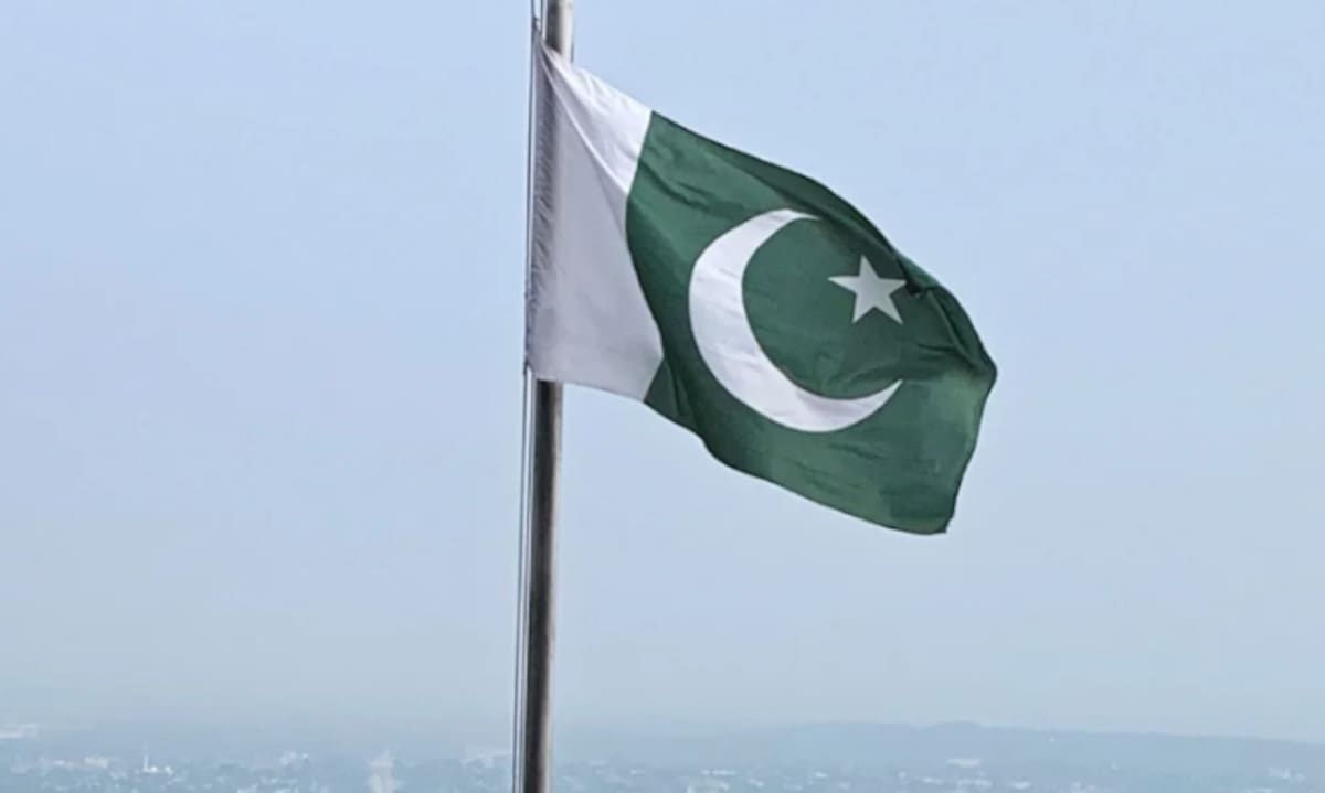 La bandera nacional de Pakistán ondea sobre un mirador en Islamabad, Pakistán, el 27 de julio de 2022. / AP.