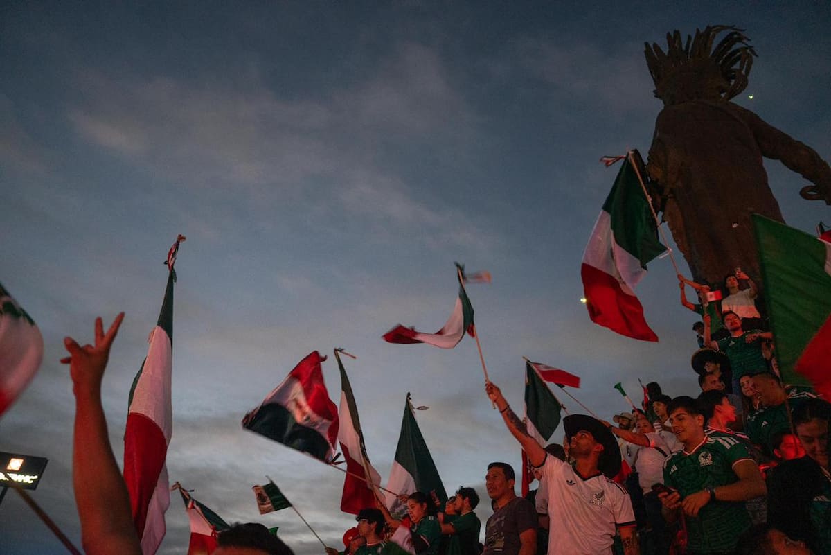 Con banderas, trompetas y caravanas, cientos de aficionados se reunieron en el Monumento Cuauhtémoc para celebrar el triunfo de la Selección Mexicana por 2-0 ante Corea del Sur en la Copa Mundial de la FIFA 2026. Foto: Border Zoom.