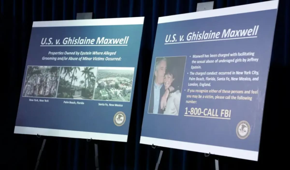 Carteles durante la conferencia de prensa de la fiscal federal para el Distrito Sur de Nueva York, Audrey Strauss (no en la foto), para anunciar los cargos contra Ghislaine Maxwell. / EFE.