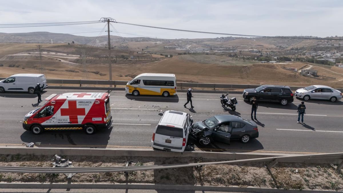 El accidente involucró tres vehículos y generó movilización de cuerpos de emergencia en la zona de Cuesta Blanca. Foto: Border Zoom