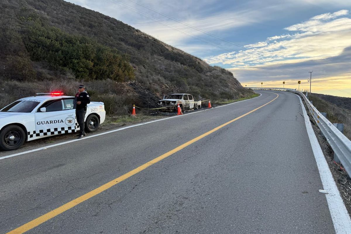 Dos personas calcinadas dentro de camioneta en la carretera Ensenada–Tijuana