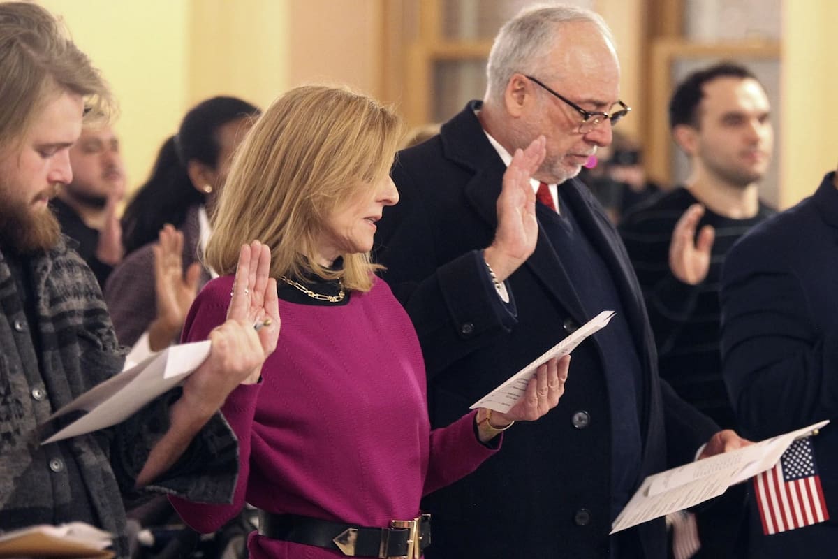 Carlos Wriedt (derecha) y su esposa, Ileana Badillo, de Wichita, Kansas, se juramentan para convertirse en ciudadanos estadounidenses oficialmente el lunes 27 de enero del 2025. | Crédito: AP