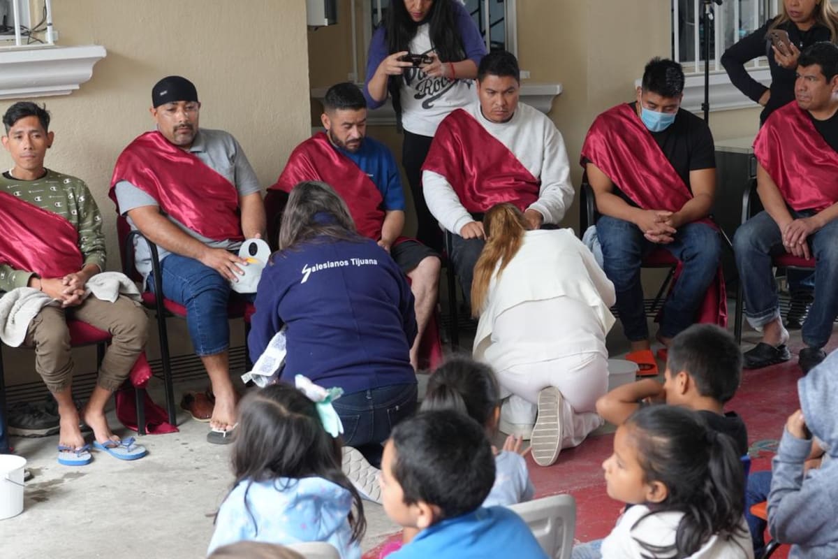 Lavan pies de migrantes deportados de Estados Unidos y desplazados de la violencia