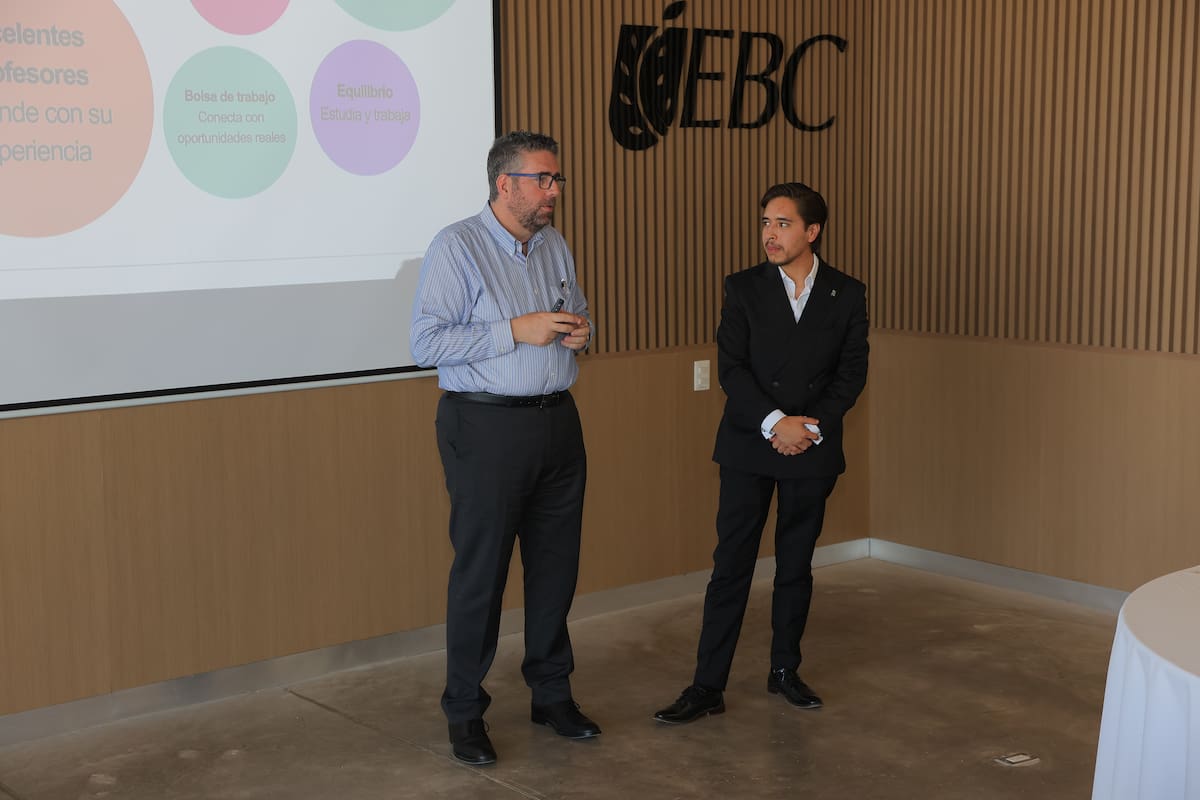 Antonio Pérez Velázquez, director del Campus Hermosillo, y Gabriel Gimeno Guzmán, abogado egresado de la EBC, en la presentación.