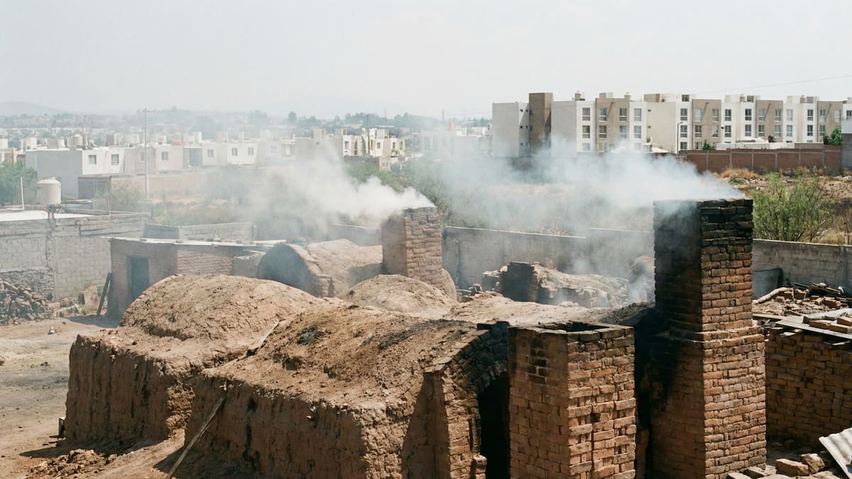 Autoridades municipales de León proyectaron destruir más de 140 hornos ladrilleros contaminantes en el Eje Metropolitano y autorizar únicamente 15 hornos ecológicos tras estudio ambiental que limita emisiones en la zona