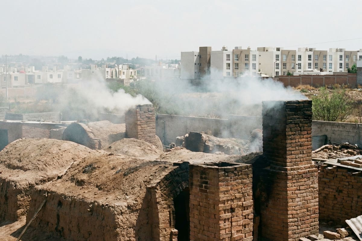 Autoridades municipales de León proyectaron destruir más de 140 hornos ladrilleros contaminantes en el Eje Metropolitano y autorizar únicamente 15 hornos ecológicos tras estudio ambiental que limita emisiones en la zona