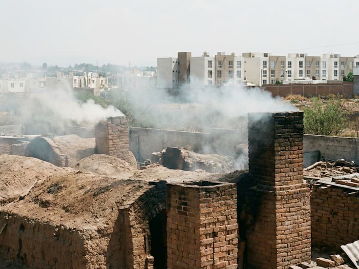 Autoridades municipales de León proyectaron destruir más de 140 hornos ladrilleros contaminantes en el Eje Metropolitano y autorizar únicamente 15 hornos ecológicos tras estudio ambiental que limita emisiones en la zona