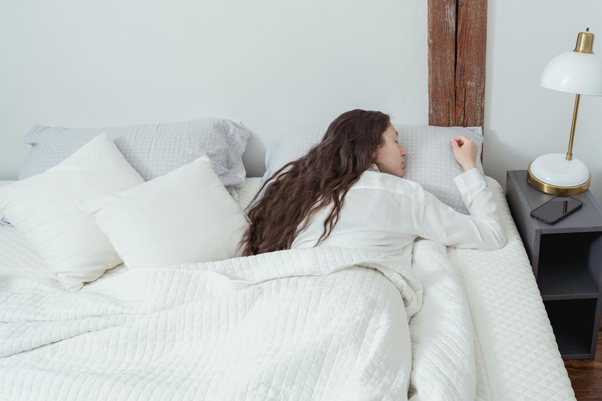 ¿Almohada sí o no? Expertos explican cómo elegir la mejor opción según tu postura para evitar dolor de cuello, fatiga visual y problemas de sueño a largo plazo