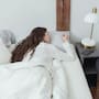 ¿Almohada sí o no? Expertos explican cómo elegir la mejor opción según tu postura para evitar dolor de cuello, fatiga visual y problemas de sueño a largo plazo