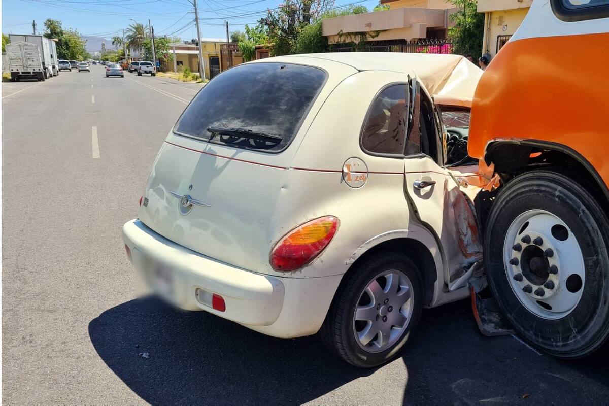 Hermosillo: Se registra choque entre camión de transporte urbano y un vehículo en colonia San Benito