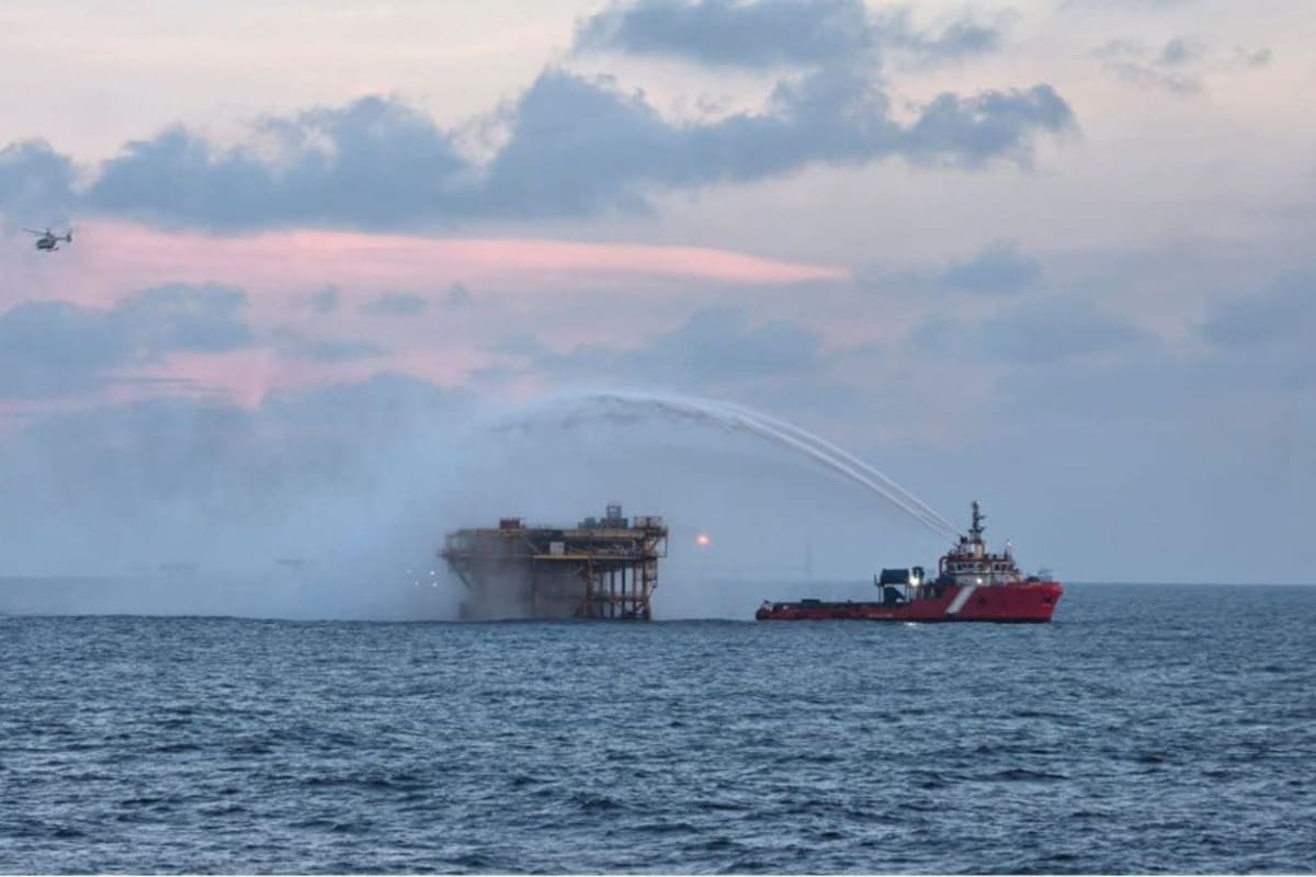 Pemex atiende incendio en la plataforma Abkatún-H, a 73 kilómetros de Ciudad del Carmen, mientras investiga las causas en un año marcado por accidentes petroleros